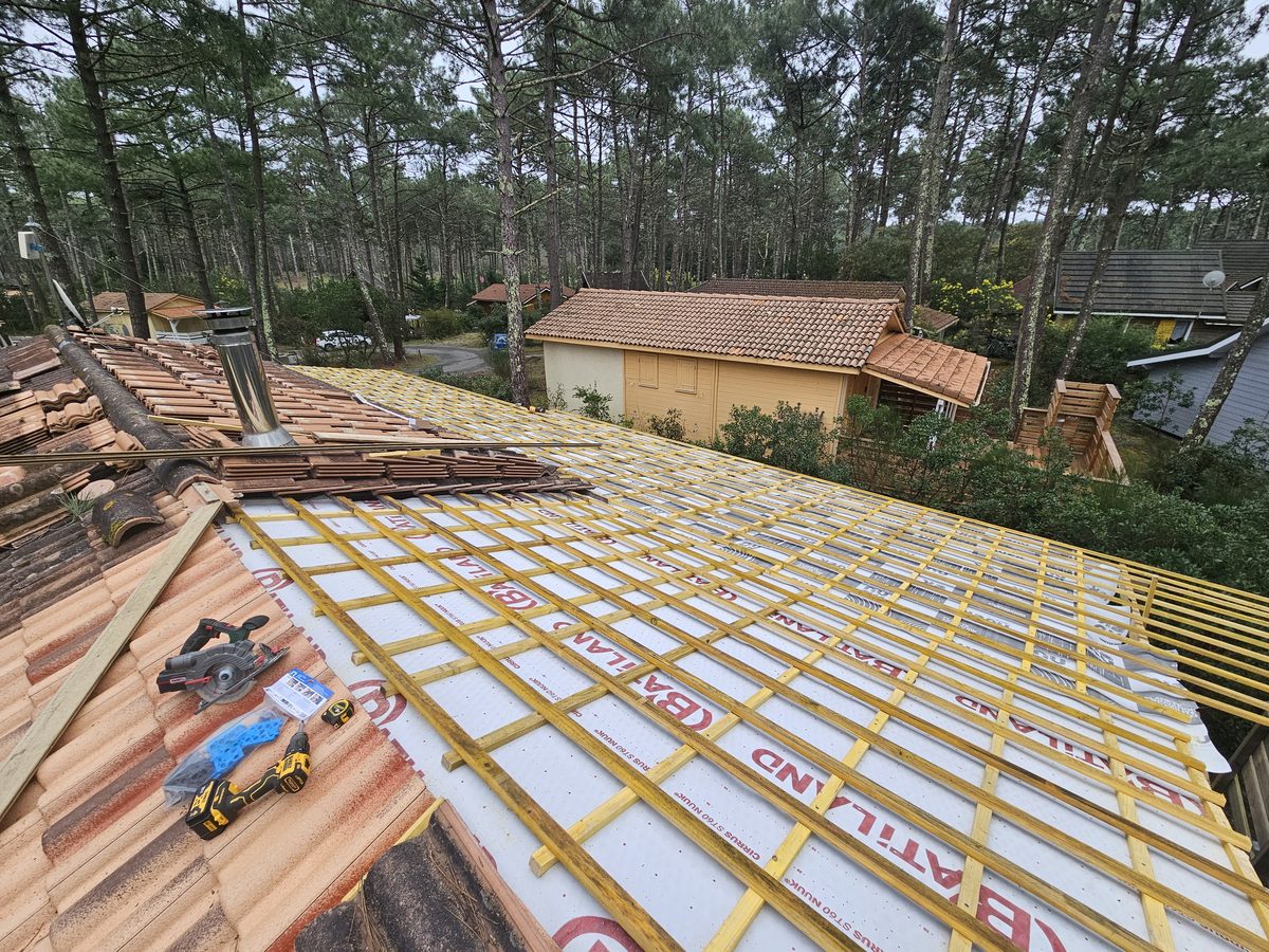 Réfection de toiture en cours, écran sous-toiture et liteaux posés - chantier Bovä Construction au Porge